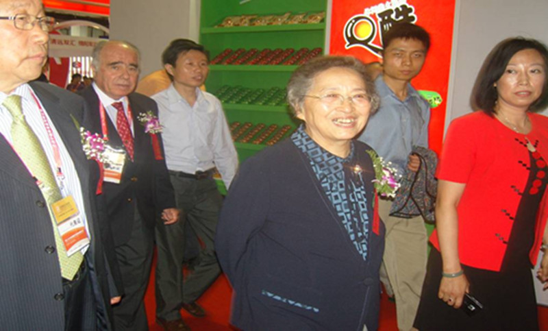 2011年6月2日，在北京中国第九届工业展会暨煤矿装备国际展上，储险峰总经理陪同全国政协副主席何鲁丽参观展会。